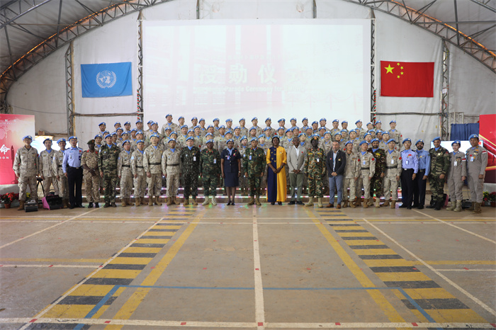 当地时间10月1日,联合国“和平勋章”授勋仪式在阿卜耶伊超级营地举行。图为与会人员合影。秦英章 摄
