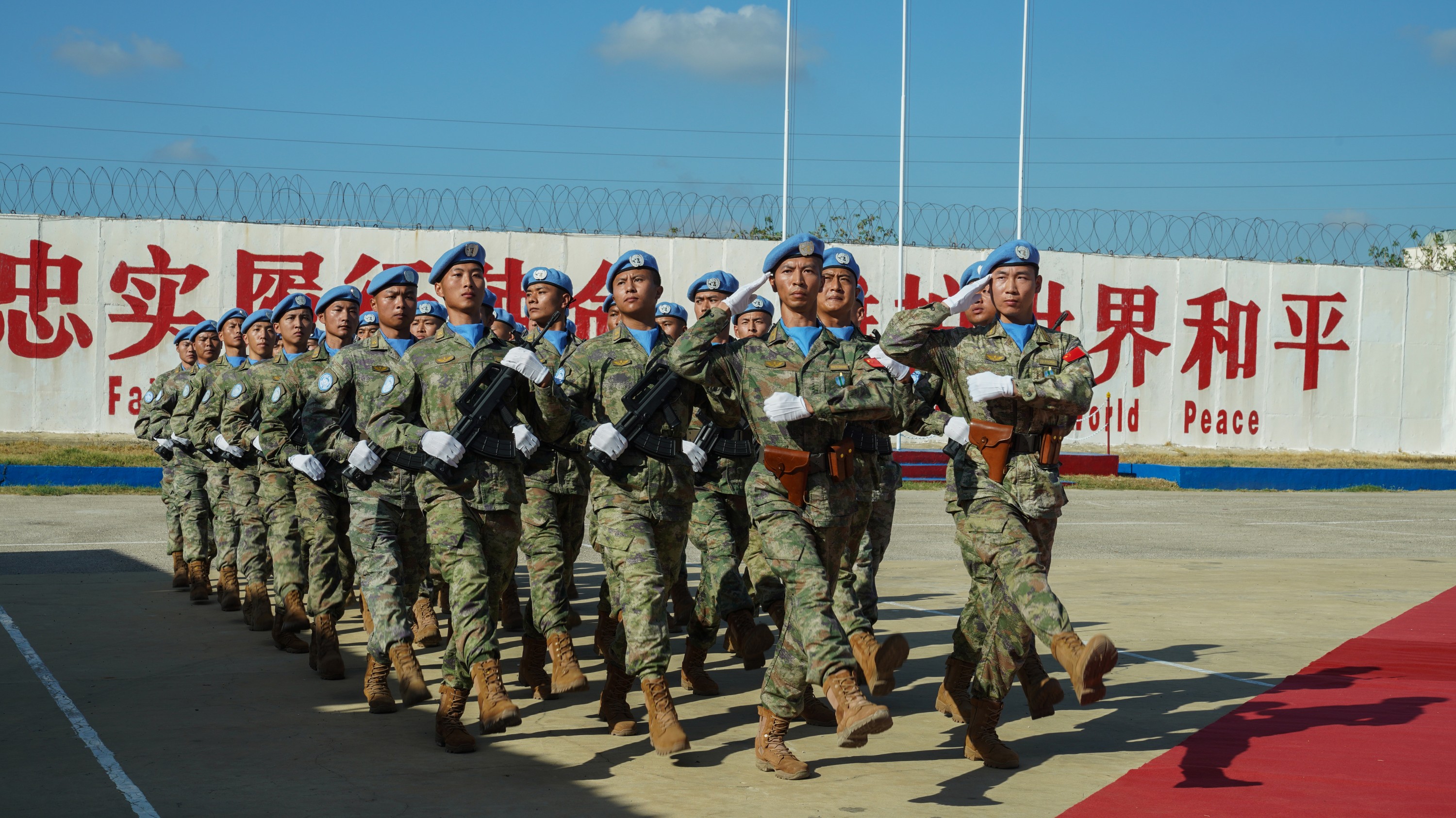 佩戴“和平勋章”的官兵走过观礼台。张博禹摄