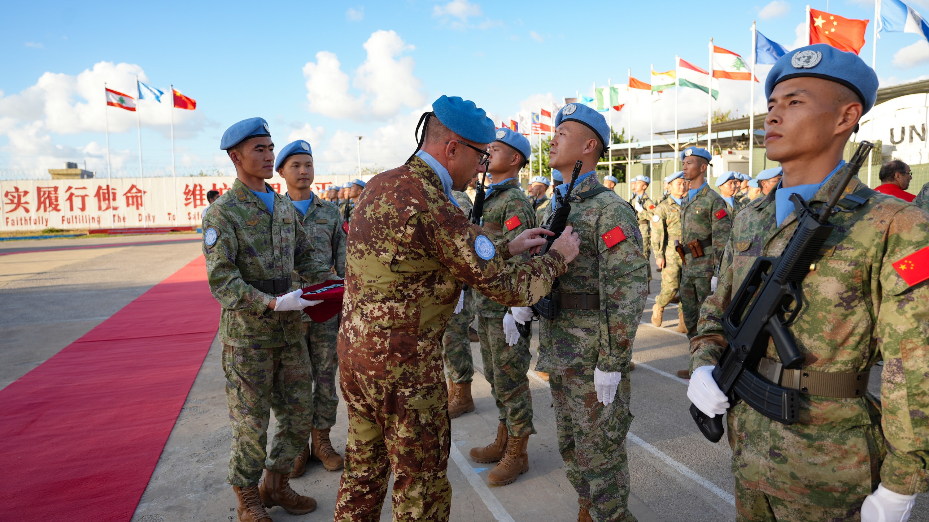 联黎部队西区司令大卫·科卢西准将为维和官兵授勋。张博禹摄