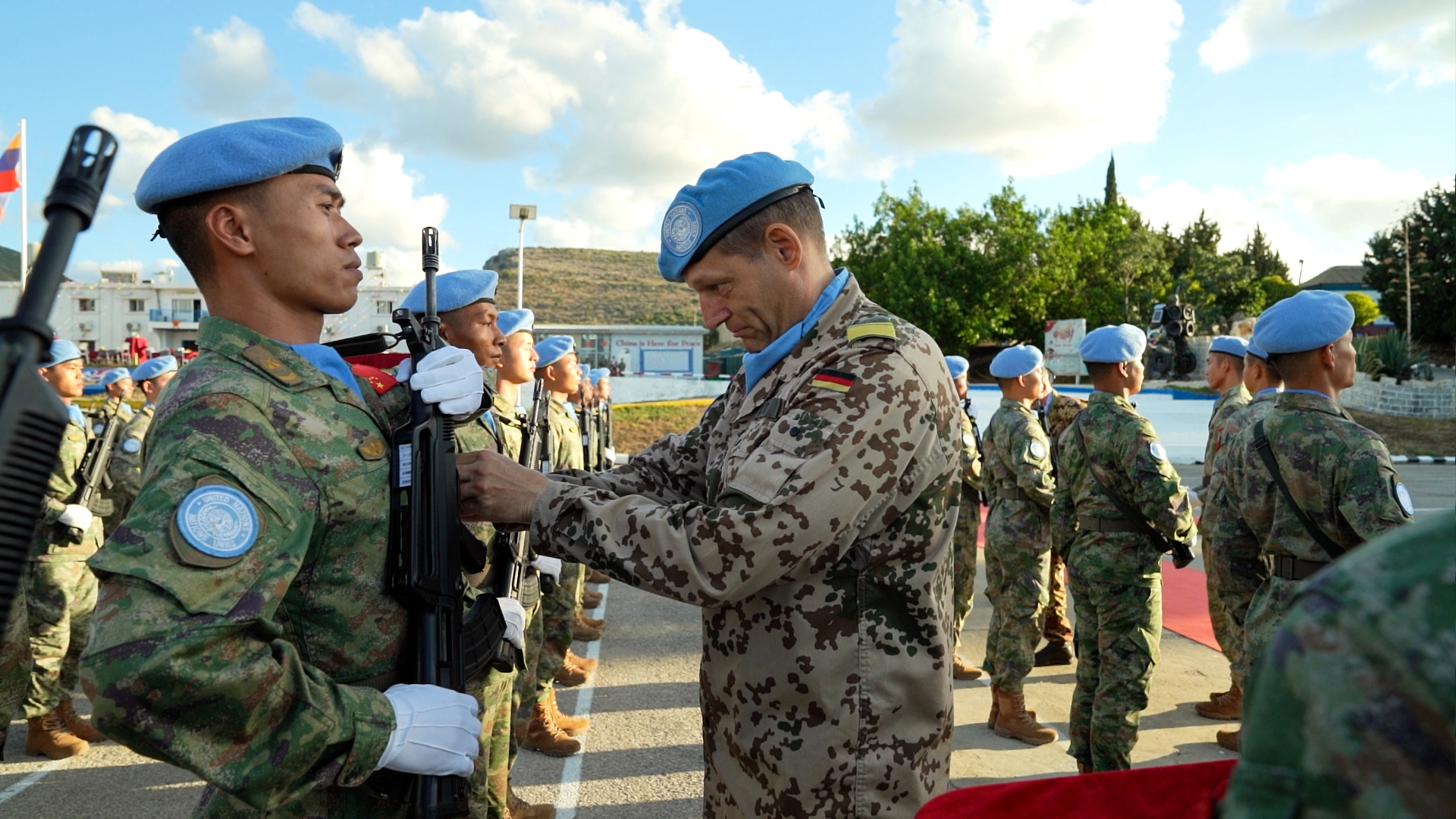 联黎部队海军司令斯蒂芬·普拉特少将为维和官兵授勋。张博禹摄