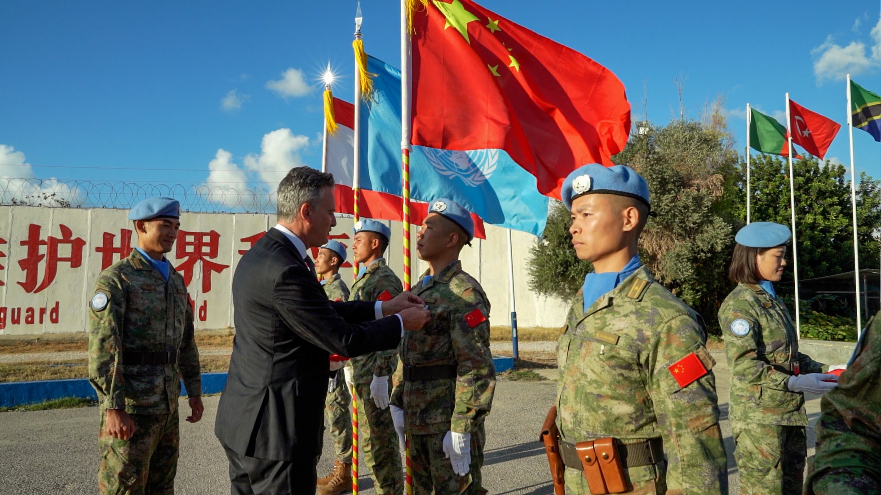 联黎特派团副团长勒科克为维和官兵授勋。张博禹摄