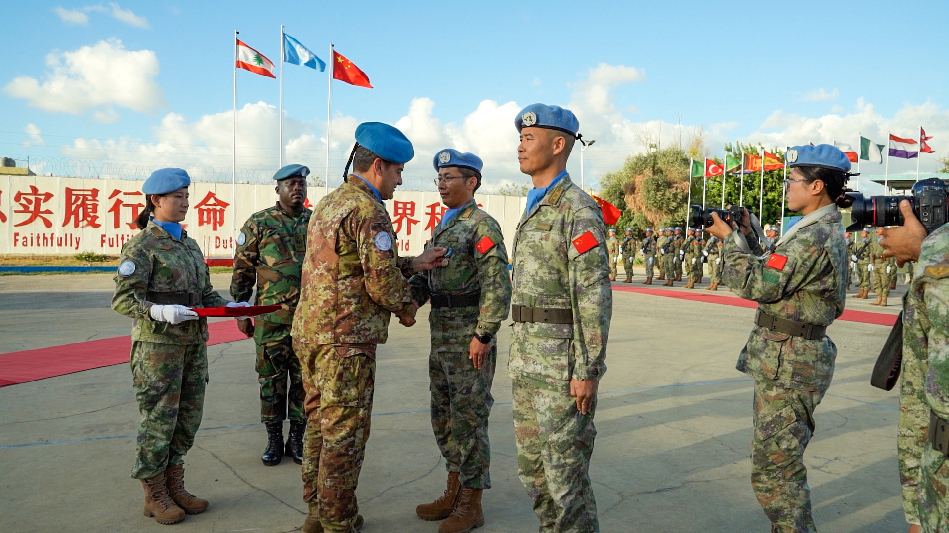 联黎部队司令迪奥达托·阿巴尼亚拉少将为中国赴黎维和部队指挥长林万雷佩戴“和平勋章”。张博禹摄