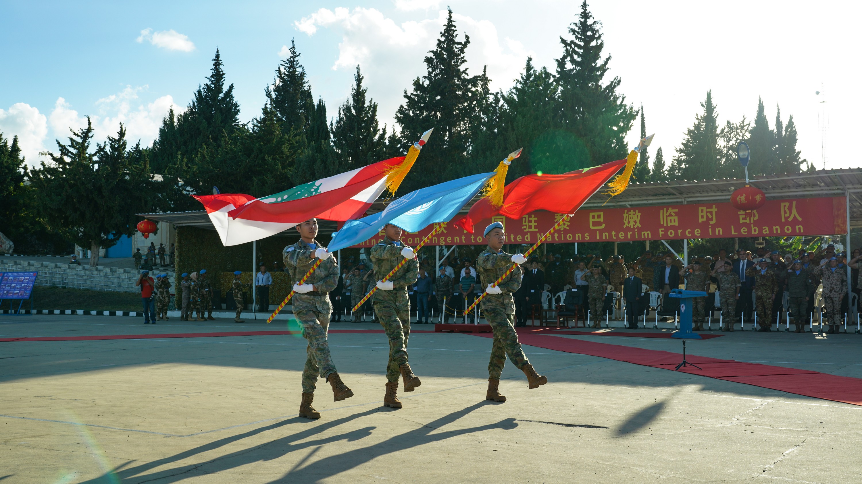 授勋仪式现场，护旗手迎送联合国会旗、黎巴嫩国旗和中国国旗。张博禹摄