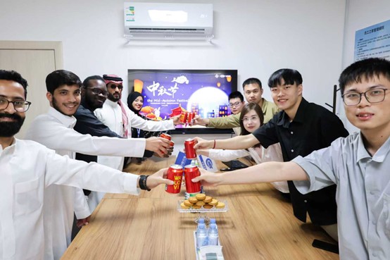 中外员工共同庆祝中秋佳节的到来。中国港湾沙特塞德拉项目供图