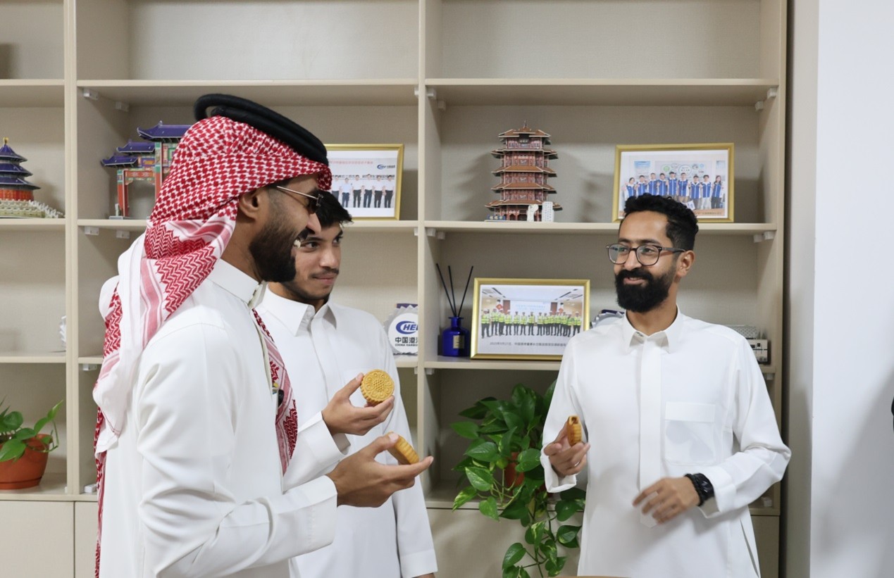 品尝月饼。中国港湾沙特塞德拉项目供图