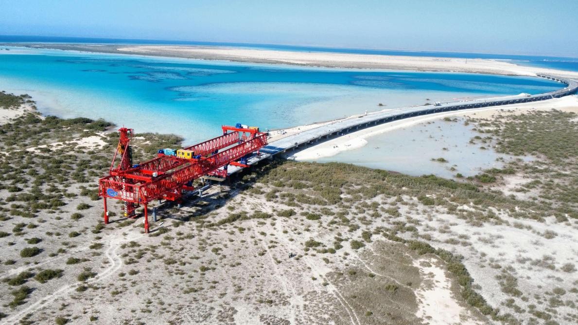 桩梁一体机在施工中。中国港湾供图