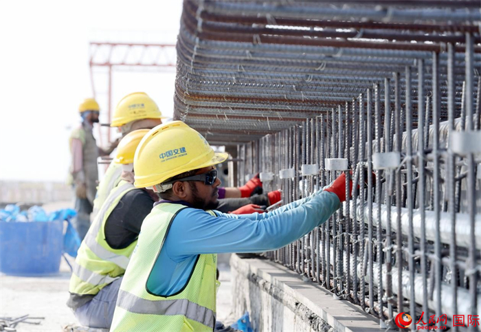 工人在捆扎预制梁钢筋。人民网记者 管克江摄