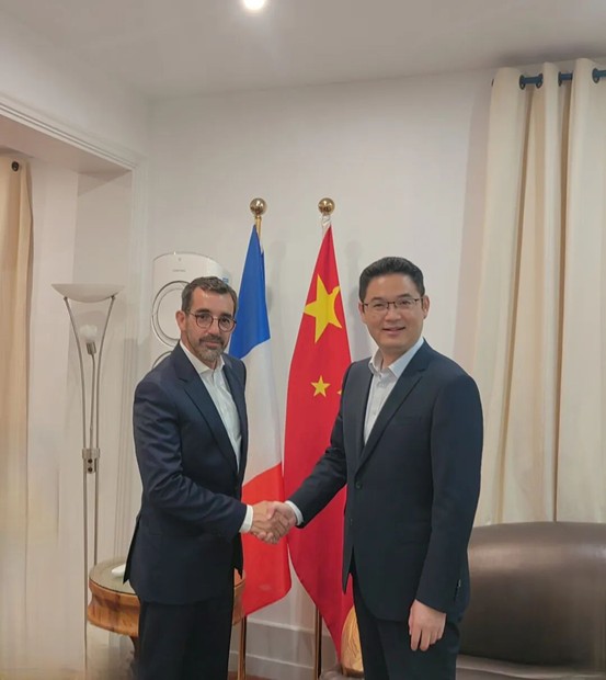 中国驻马赛总领事何有麟会见法国《普罗旺斯报》总编辑比斯凯耶。中国驻马赛总领事馆供图