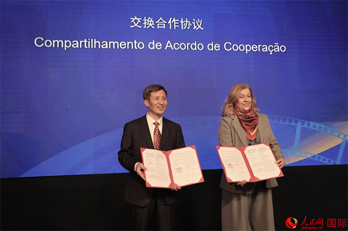 中央广播电视总台与巴西盒子媒体集团在第五届巴西“中国影视作品展播季”活动中交换影视节目播出合作协议。人民网记者 时元皓摄