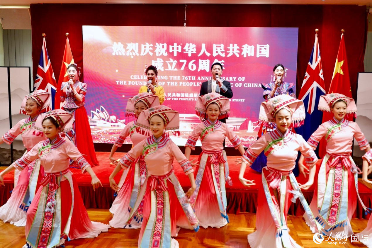 招待会现场表演《我爱你,中国》。人民网 刘美鹭摄