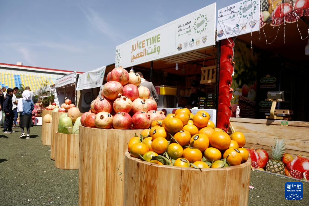 10月6日，在也门首都萨那，人们在展会上参观。新华社发（穆罕默德摄）