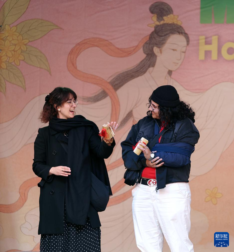 10月5日，当地民众在英国伦敦举行的中秋节庆祝活动上体验打快板。新华社记者 李颖 摄