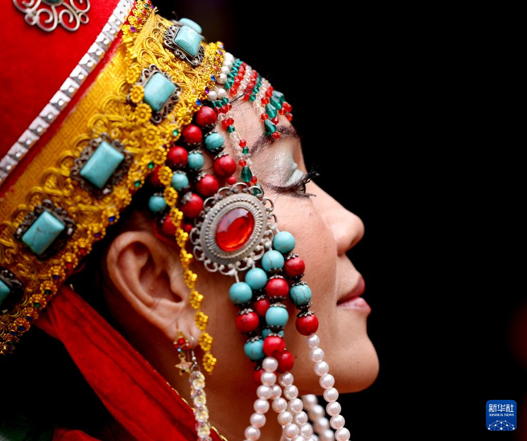 10月5日，一名身着蒙古族服饰的演员准备在英国伦敦举行的中秋节庆祝活动上表演。新华社记者 李颖 摄