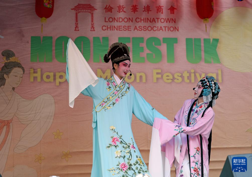 10月5日，演员在英国伦敦举行的中秋节庆祝活动上表演戏曲。新华社记者 李颖 摄