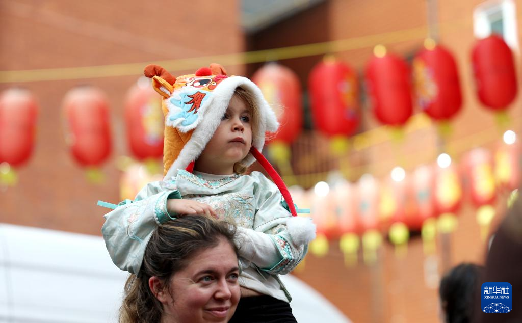 10月5日，人们在英国伦敦中国城观看中秋节庆祝活动。新华社记者 李颖 摄