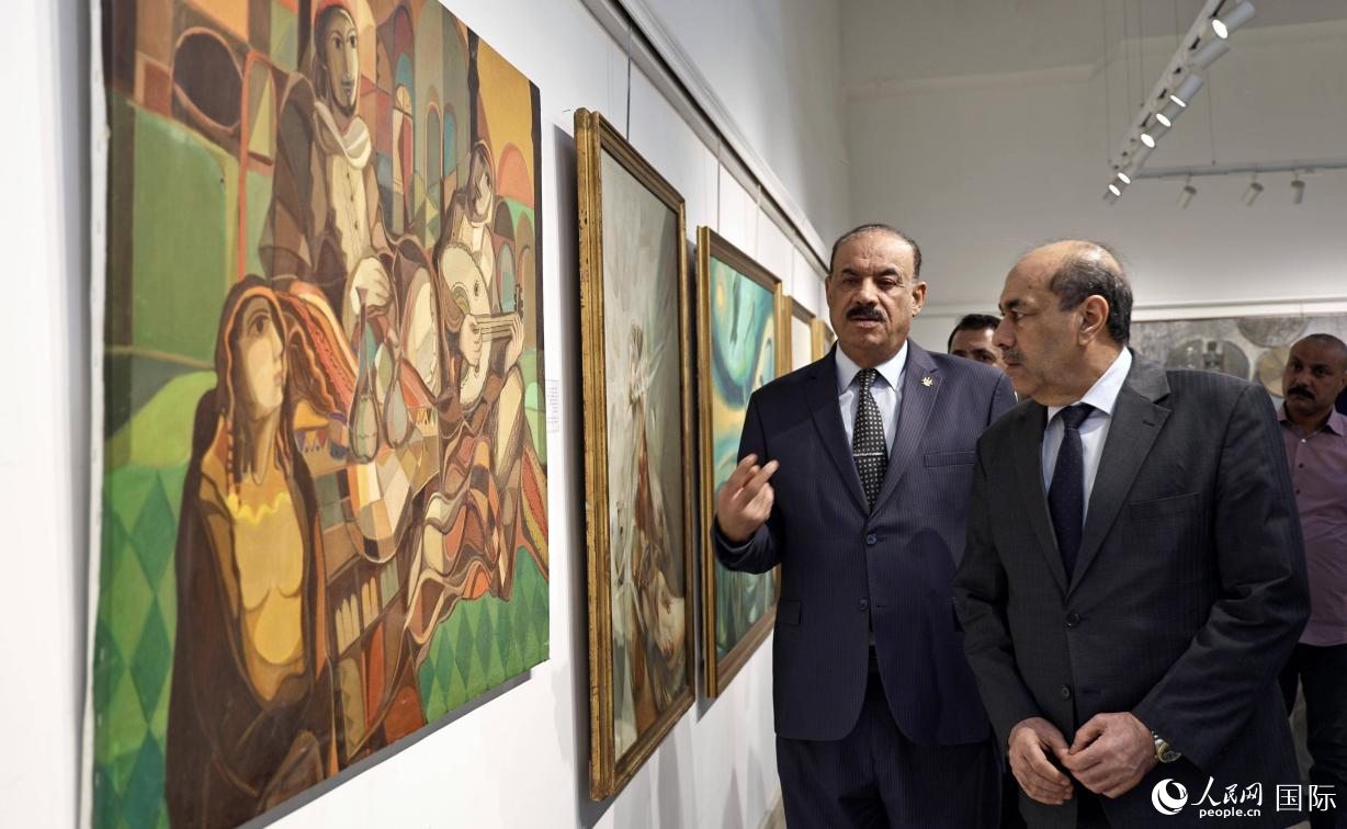 观众在参观画展。人民网伊纳斯·易卜拉欣摄