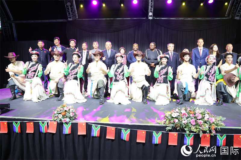中南两国嘉宾与舞蹈演员合影。人民网记者 邹松摄