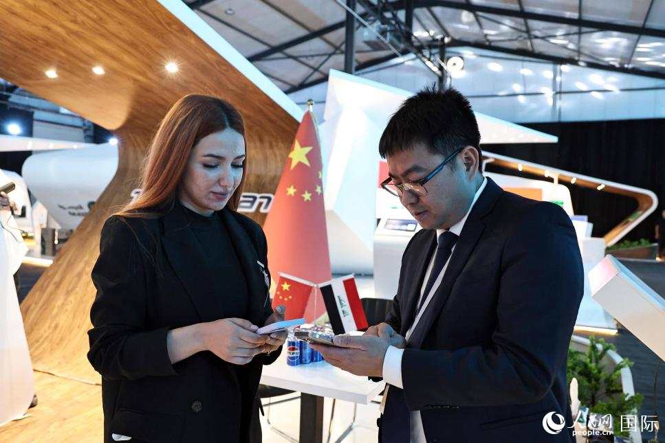 中外嘉宾互换微信。人民网 伊纳斯·易卜拉欣摄