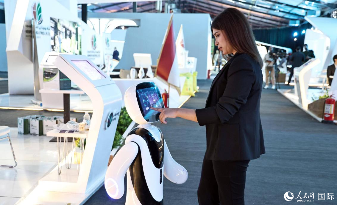 一名观众在体验机器人。人民网 伊纳斯·易卜拉欣摄
