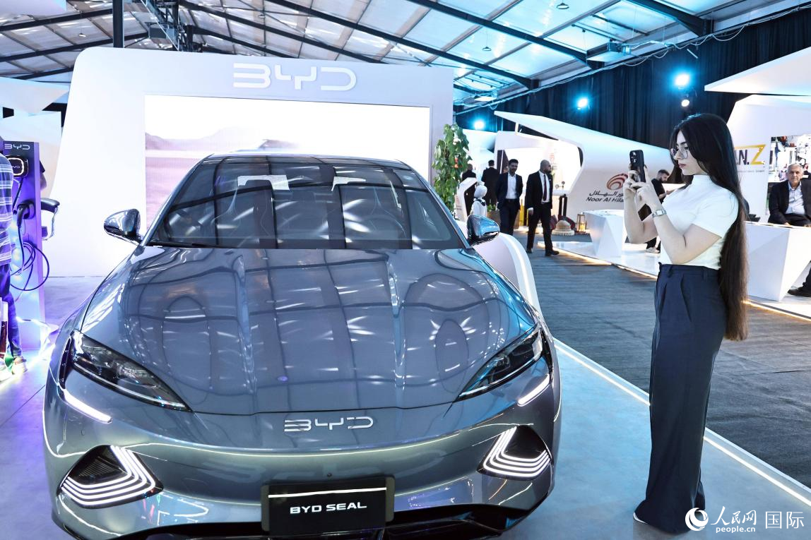 一名观众在拍摄中国汽车。人民网 伊纳斯·易卜拉欣摄