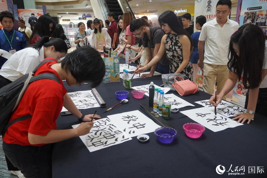 印尼民众体验中国传统书法。人民网记者 曹师韵摄