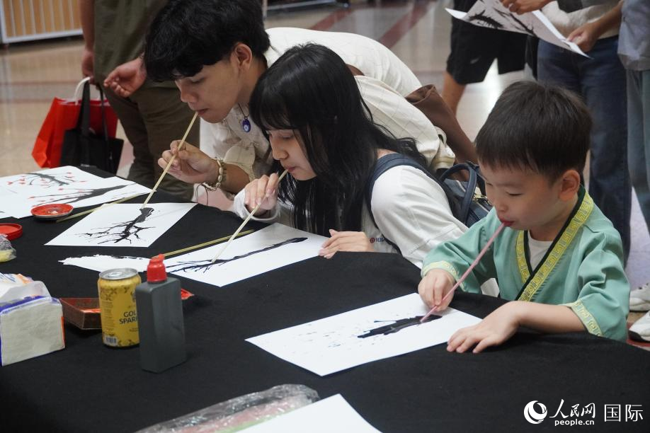 印尼民众体验中国传统吹画技艺。人民网记者 曹师韵摄