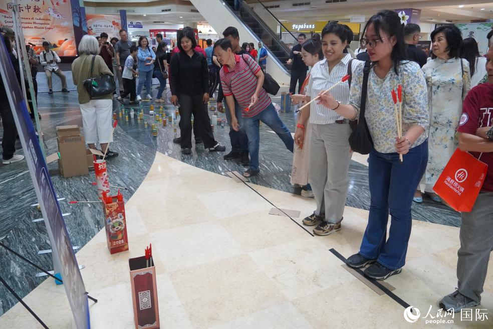 印尼民众积极参与投壶游戏互动。人民网记者 曹师韵摄