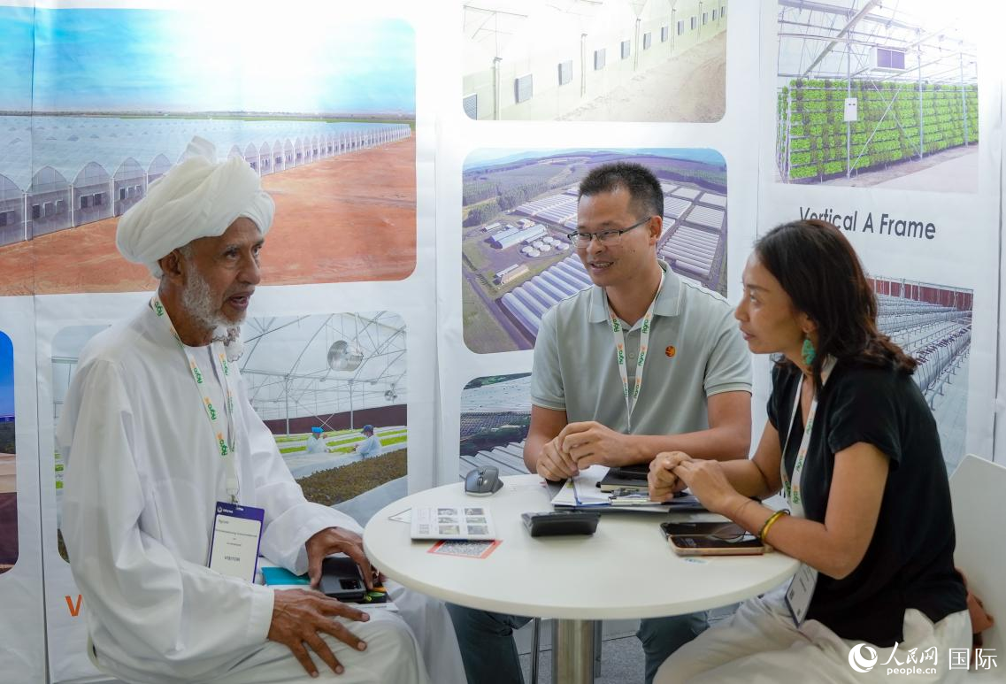 客户洽谈。人民网塔里克·易卜拉欣摄