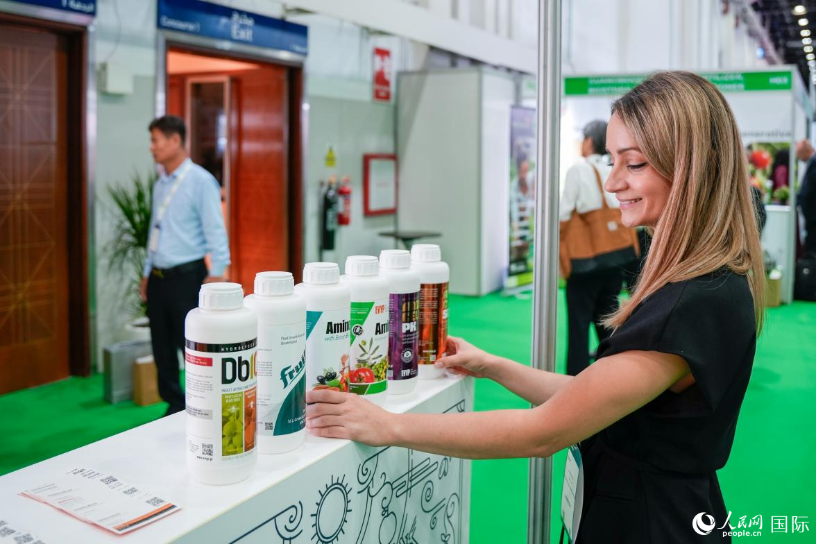 一名展商在摆放营养液。人民网 塔里克·易卜拉欣摄