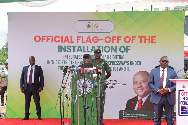 尼日利亚阿布贾首都区部长威克（前中）在阿布贾光伏路灯项目启动仪式上的讲话 尼日利亚中国土木工程有限公司供图