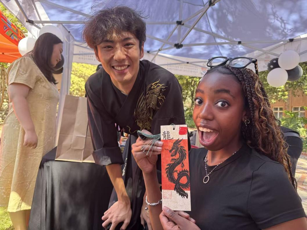 学生与南非中国文化中心孔子课堂王清超老师合影。南非中国文化中心孔子课堂供图