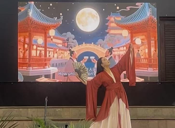 南非中国文化中心孔子课堂教师赵琳表演中国舞《花好月圆》。南非中国文化中心孔子课堂供图