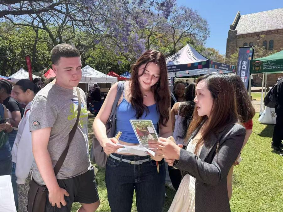 南非中国文化中心孔子课堂中方院长戴文红回答学生咨询。南非中国文化中心孔子课堂供图