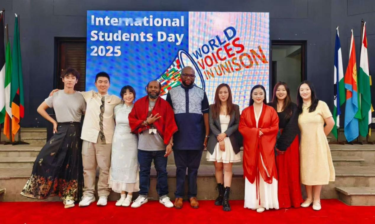 比勒陀利亚大学国际处处长莫科杜韦及顾问与孔子课堂团队合影留念。南非中国文化中心孔子课堂供图