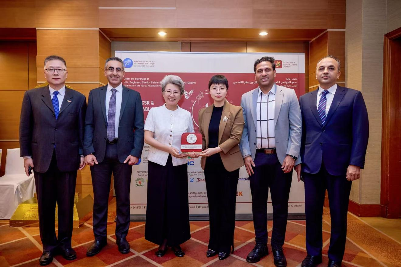 中国驻迪拜总领事欧渤芊(左三)参加典礼。中建中东供图