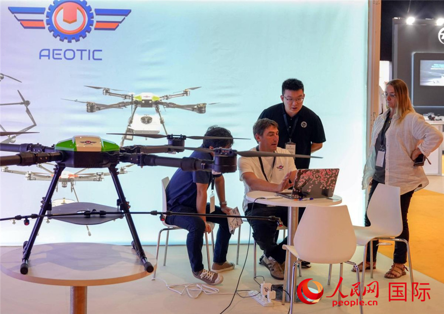 参展商在讨论技术细节。人民网 塔里克·易卜拉欣摄