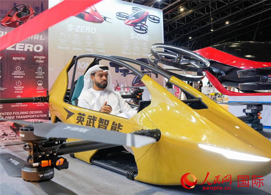 一名观众试驾无人机。人民网 塔里克·易卜拉欣摄