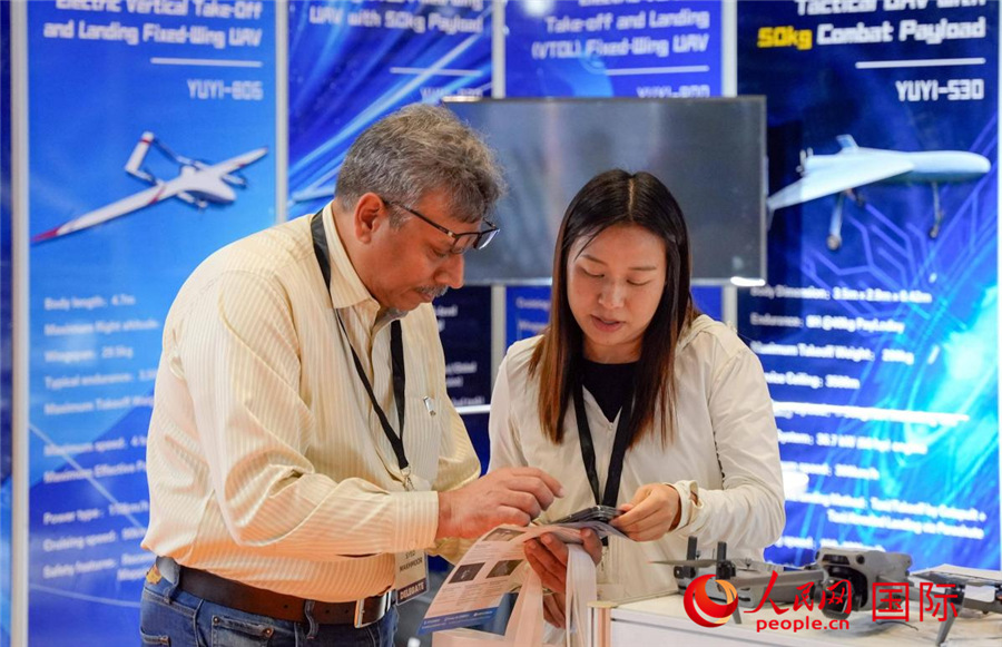 展商与观众讨论交流。人民网 塔里克·易卜拉欣摄