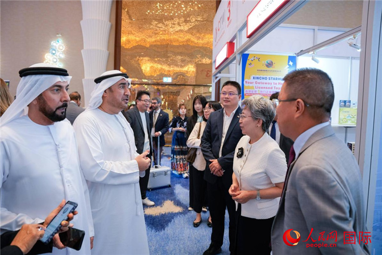 中国驻迪拜总领事欧渤芊(右二)巡馆并和参展代表交流。人民网 塔里克·易卜拉欣摄