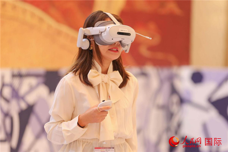 VR体验。人民网 塔里克·易卜拉欣摄