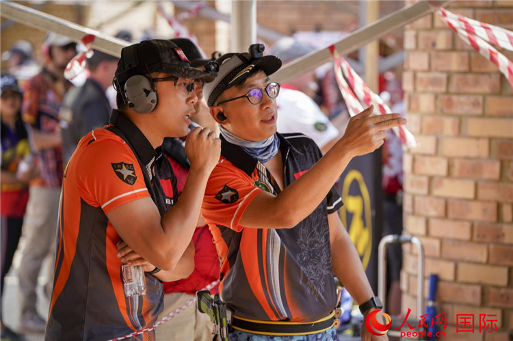 参赛选手在现场沟通协调。人民网 希拉兹·莫林摄