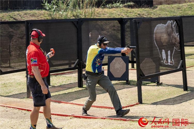 选手在裁判监督下比赛。人民网 希拉兹·莫林摄