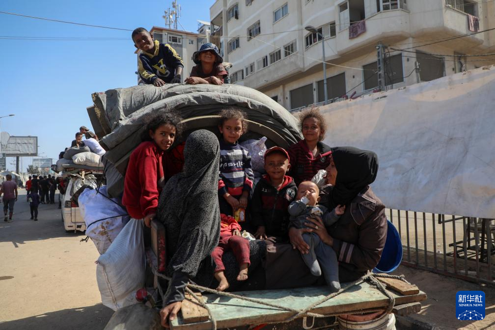 10月11日，加沙地带南部的巴勒斯坦人经由以军指定通道萨拉赫丁公路返回北方。新华社发（里泽克·阿卜杜勒贾瓦德 摄）