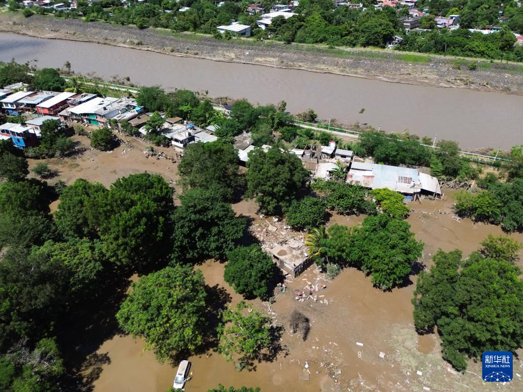这是10月12日在墨西哥韦拉克鲁斯州波萨里卡拍摄的强降雨后的景象（无人机照片）。新华社发（弗朗西斯科·卡涅多摄）