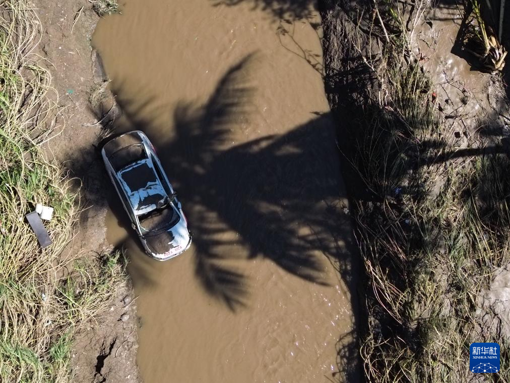 10月12日，在墨西哥韦拉克鲁斯州波萨里卡，一辆汽车陷在强降雨导致的积水中（无人机照片）。 新华社发（弗朗西斯科·卡涅多摄）