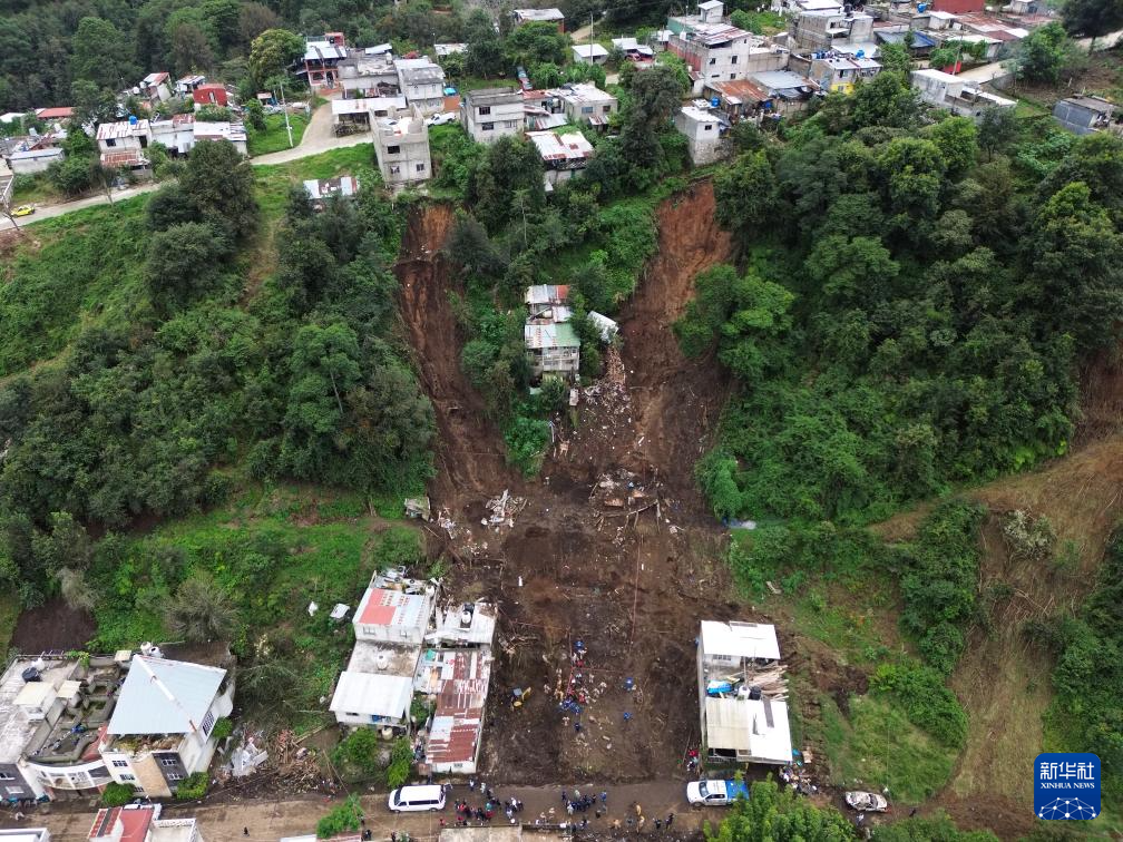 这是10月13日在墨西哥普埃布拉州瓦乌奇南戈市拍摄的降雨引发的山体滑坡现场（无人机照片）。 新华社发（弗朗西斯科·卡涅多摄）