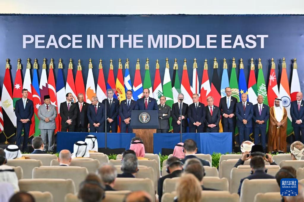 10月13日，在埃及沙姆沙伊赫，埃及总统塞西在峰会上致辞。新华社发（埃及总统府供图）