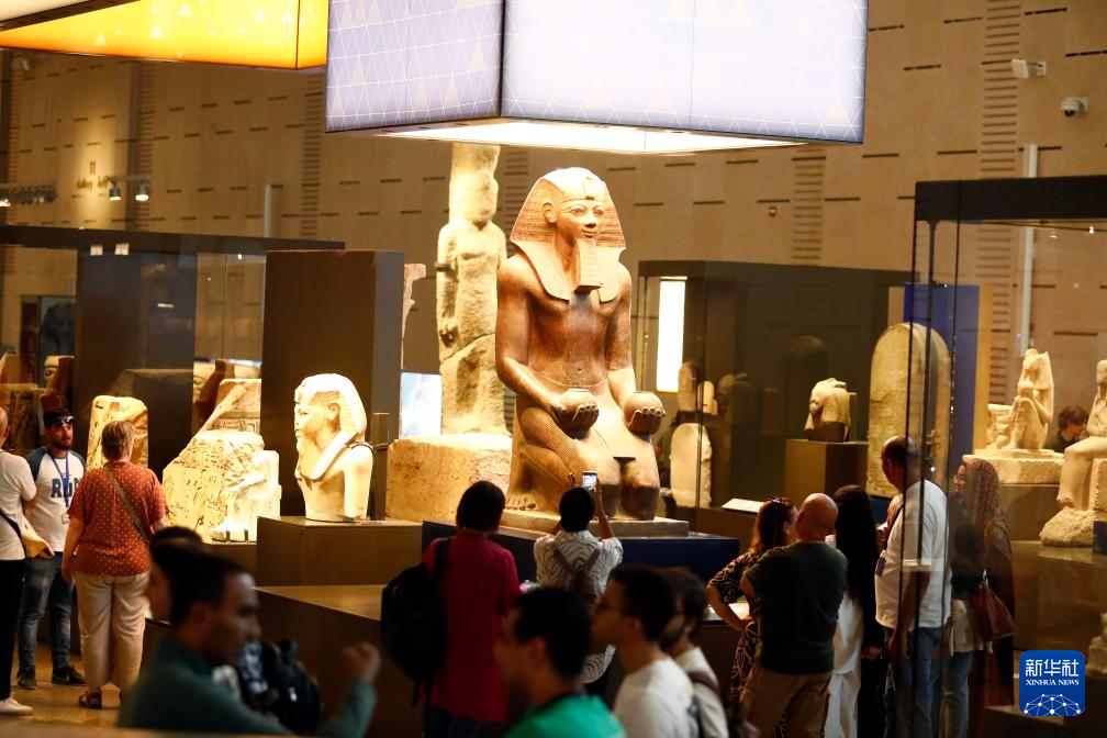 10月14日，游客在位于埃及吉萨省的大埃及博物馆参观。新华社发（艾哈迈德·戈马摄）