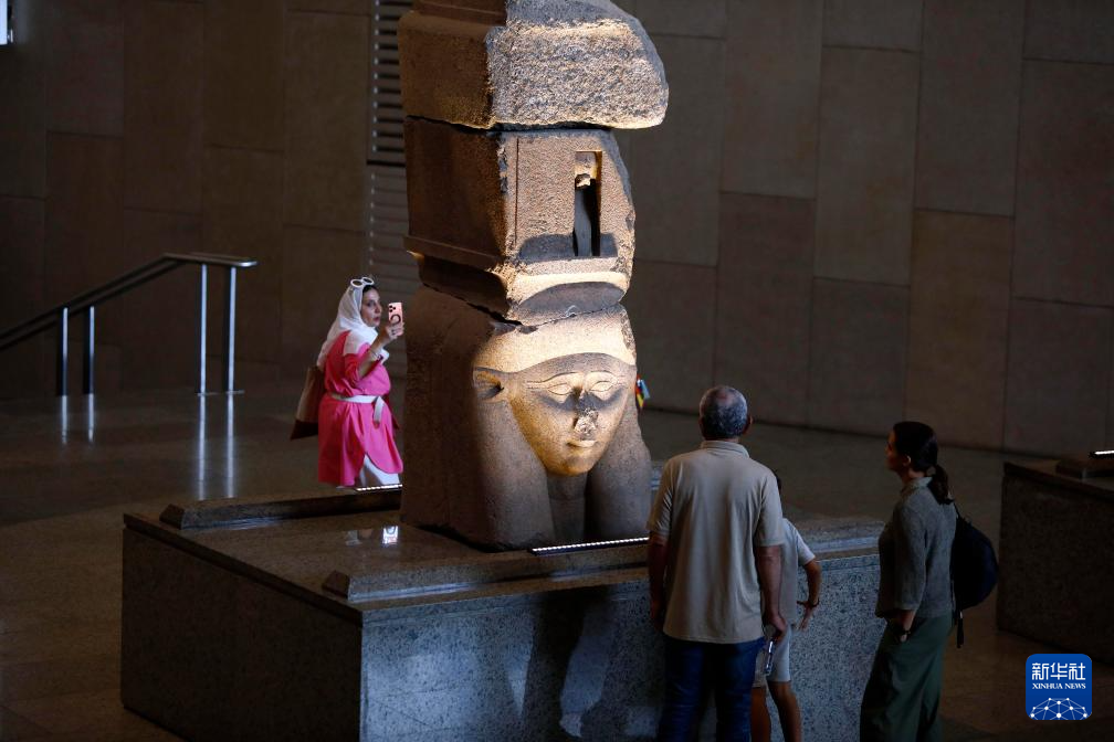 10月14日，游客在位于埃及吉萨省的大埃及博物馆参观。新华社发（艾哈迈德·戈马摄）