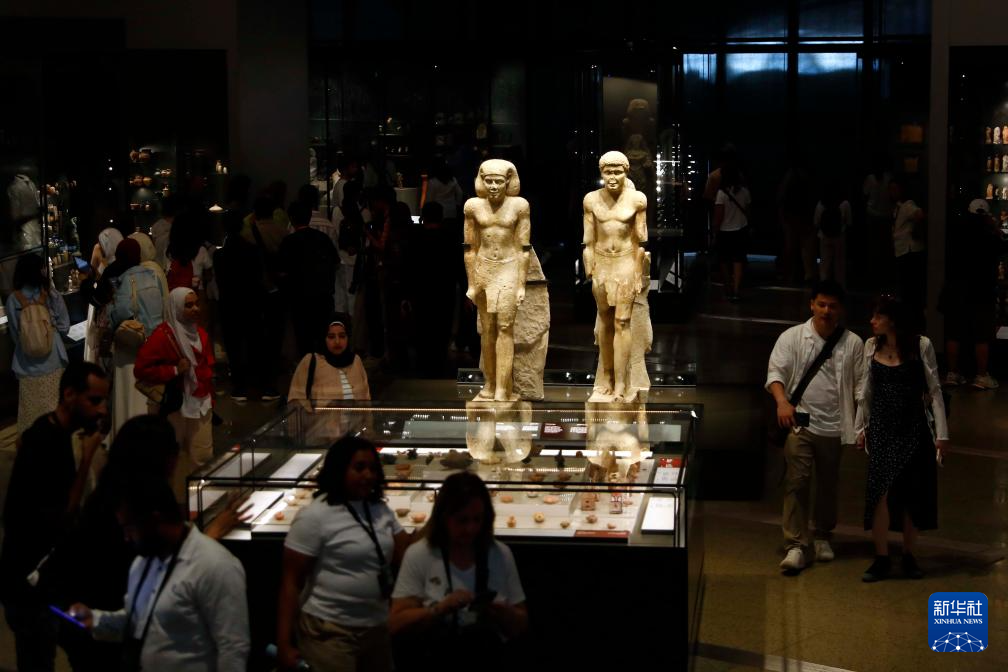 10月14日，游客在位于埃及吉萨省的大埃及博物馆参观。新华社发（艾哈迈德·戈马摄）